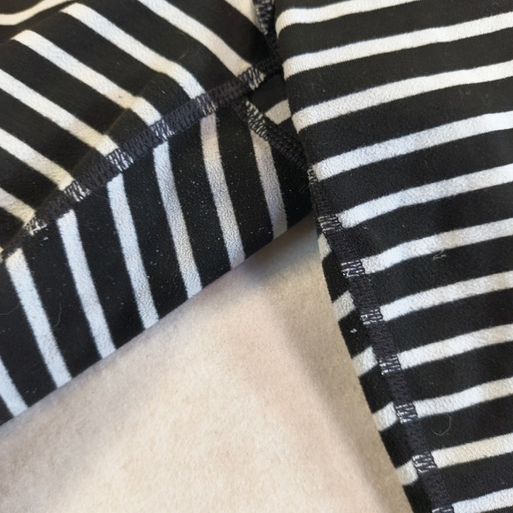 Athleta Black & White‎ Striped Crop Leggings Activewear Athletic Yoga Pants - Picture 2 of 7